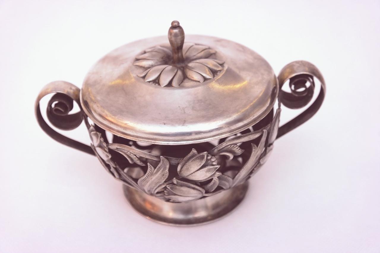 nettoyer une théière en argent