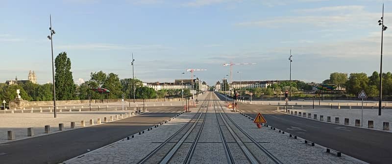 le tram de tours qui mène tout droit à un appartement bien rangé