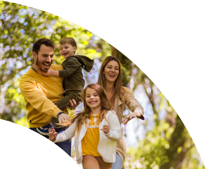 une famille qui court dans la forêt