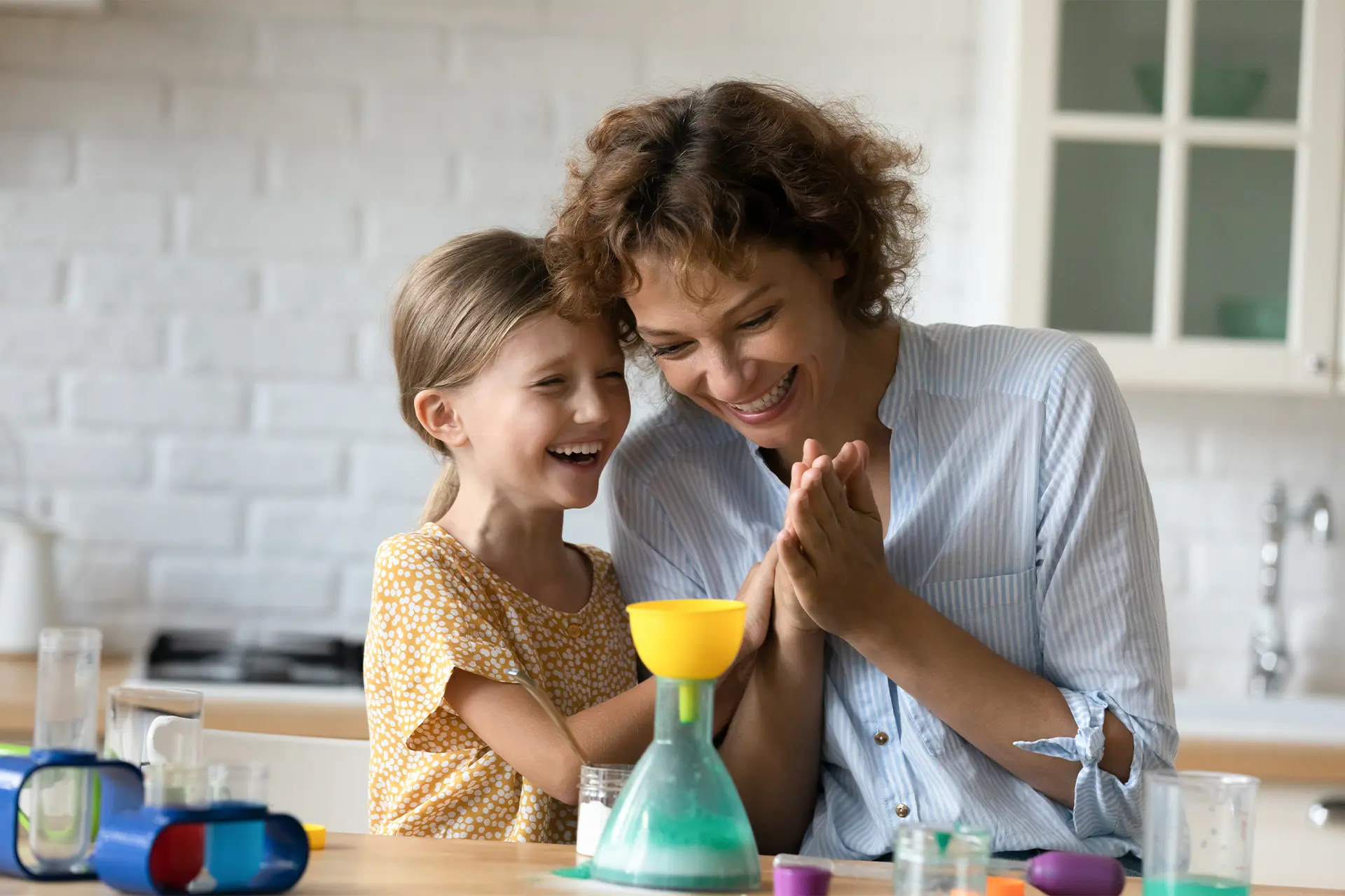 Une femme et une petite fille riant aux éclats