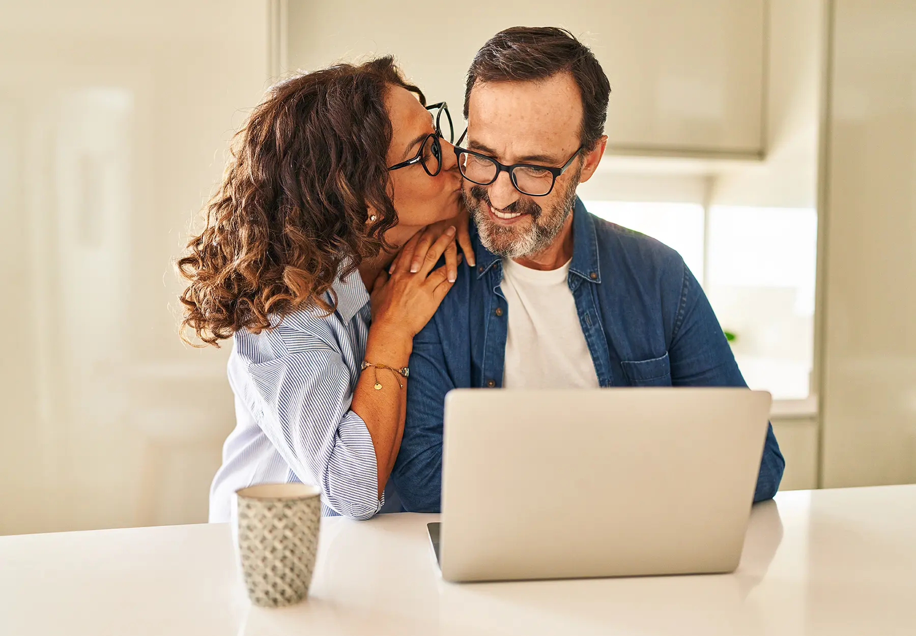 couple réalisant un devis sur ordinateur