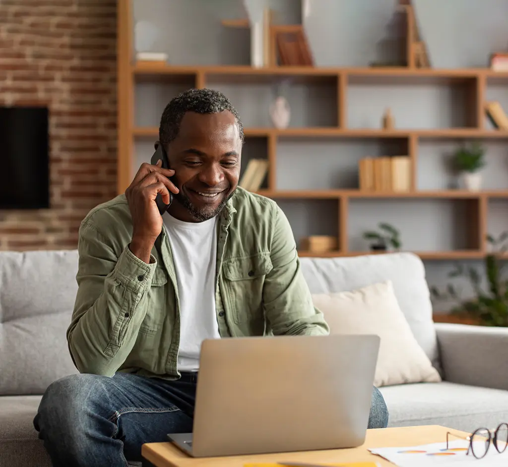 un homme qui passe un appel téléphonique