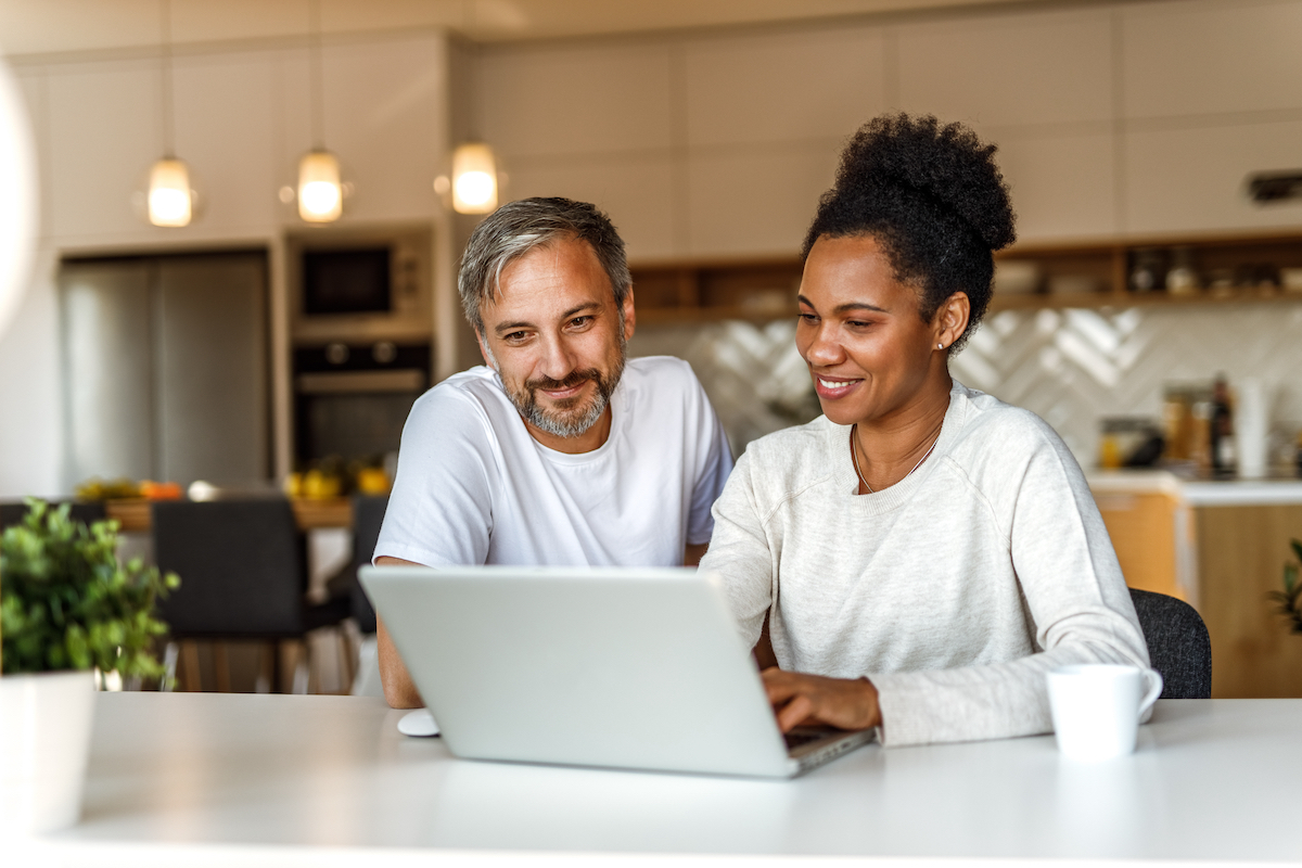 couple demandant un devis service à la personne