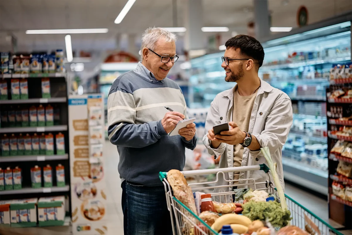 Deux hommes en train de faire des courses