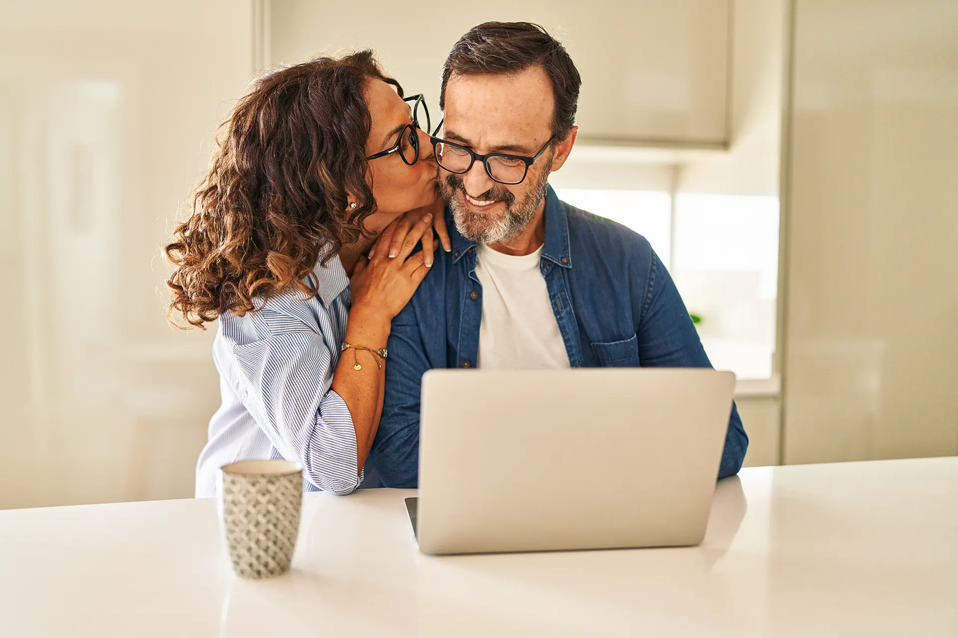 Un couple amoureux devant un ordinateur portable