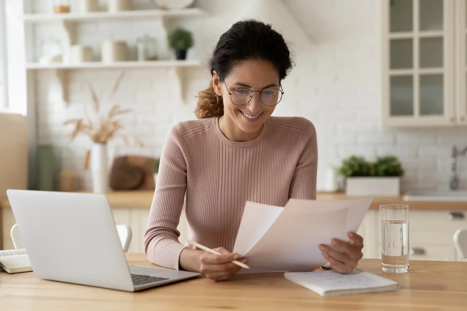 Une femme en train de lire un document