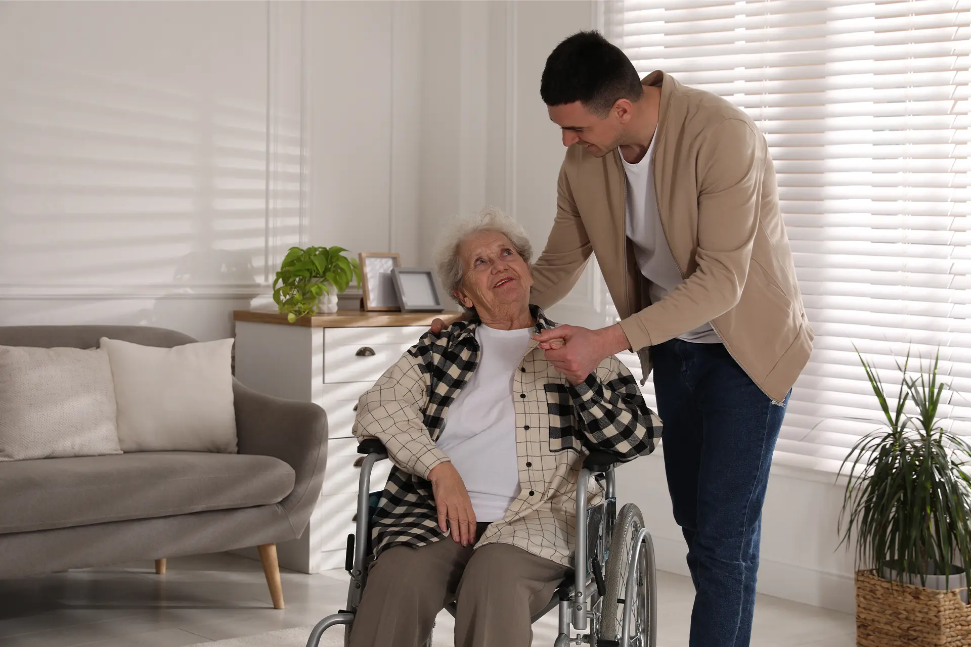 Un homme en train de tenir la main à une femme en fauteuil roulant