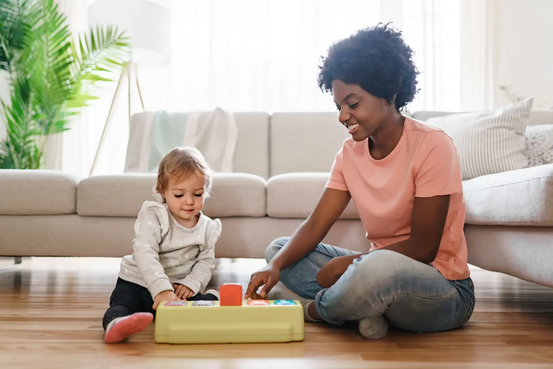 Un baby-sitter en train de jouer avec un enfant