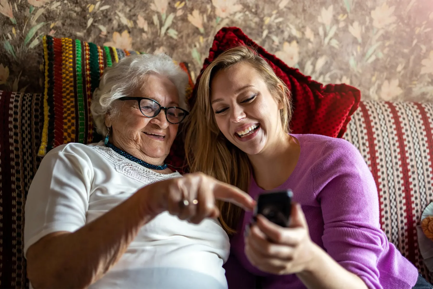 Deux femmes devant un téléphone