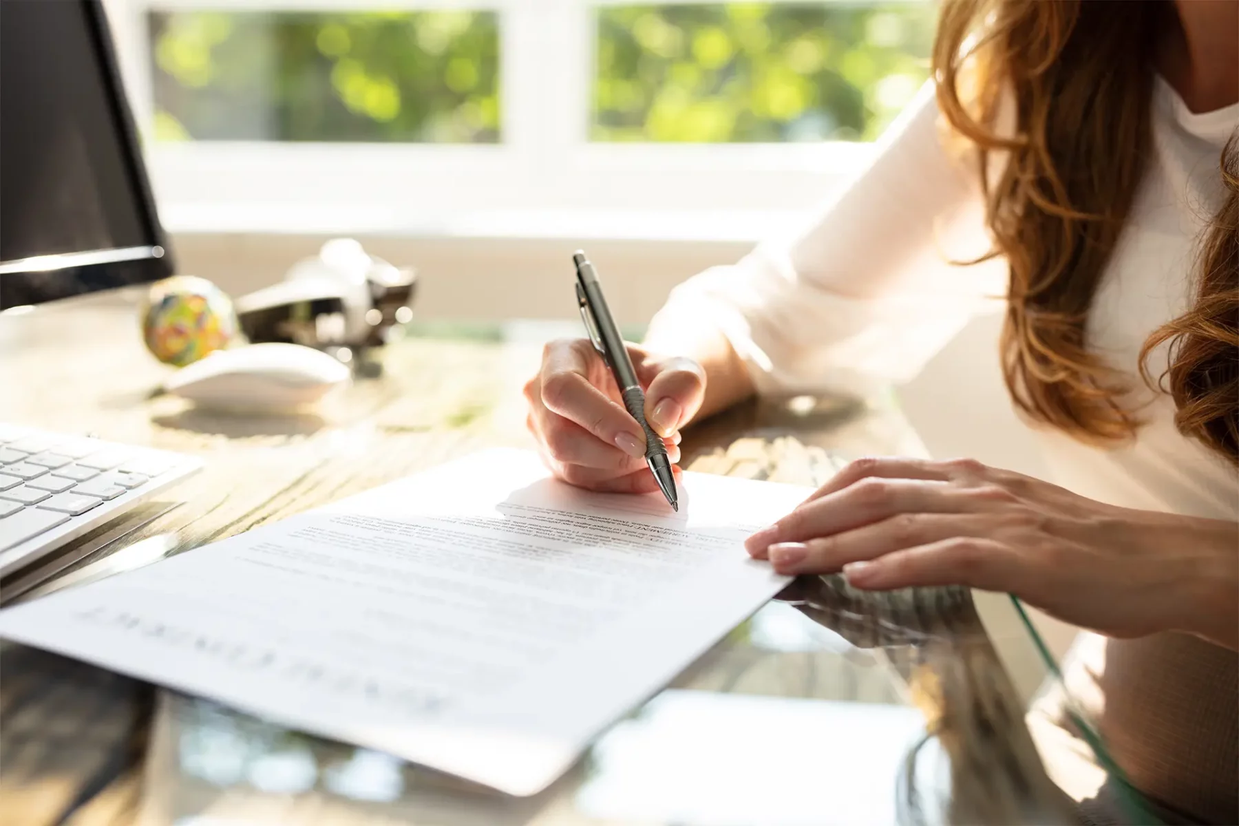 Une femme en train de signer un document