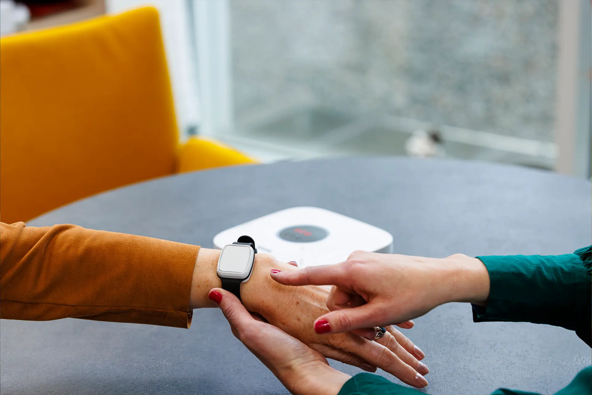 Une femme pointant une montre accrochée à un poignet