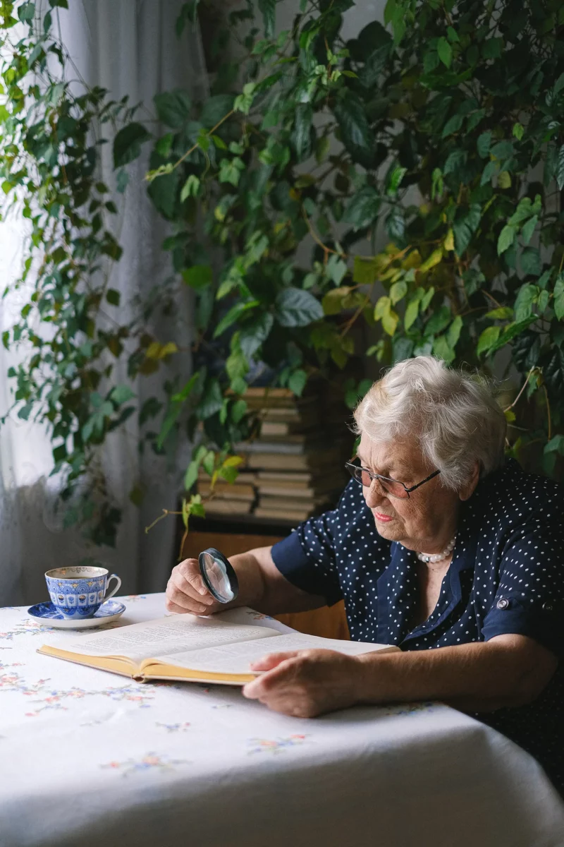 personne âgée lisant un livre