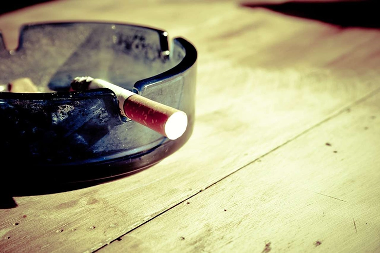 cigarette se consumant dans un cendrier