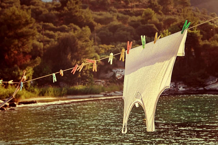 linge blanc qui sèche sur un étendoir