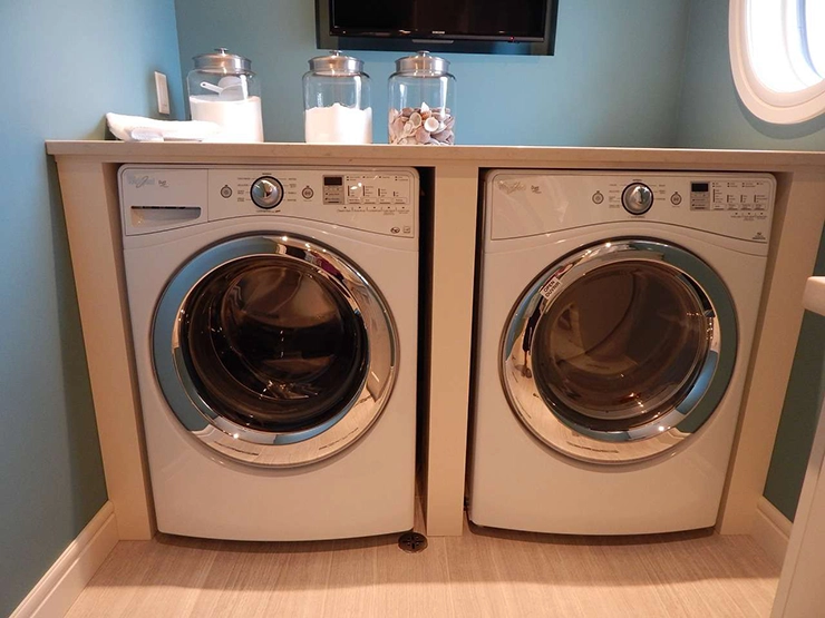 deux machines à laver dans une pièce
