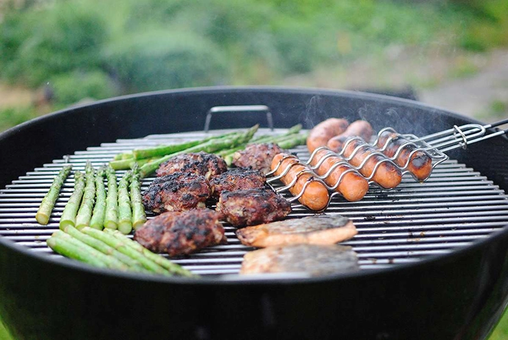 des grillages entrain de cuire sur une grille de barbecue