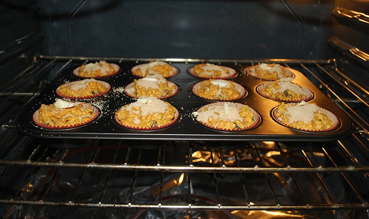 cookies entrain de cuire sur une grille de four