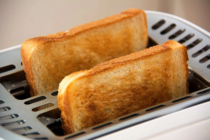 toast grillé dans un grille pain