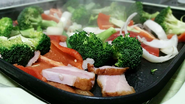 des légumes entrain de cuire sur une plancha