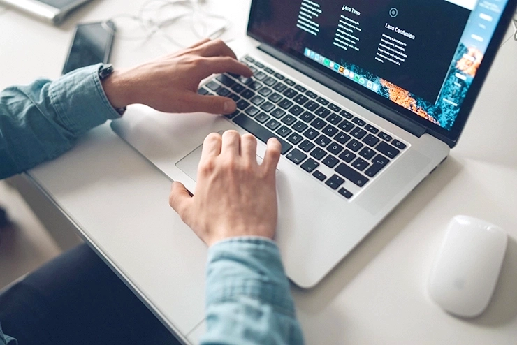 un homme entrain d'écrire avec son clavier