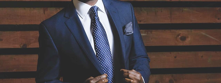 Homme portant un costume avec une cravate