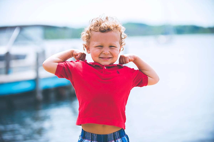 Un enfant portant un polo rouge