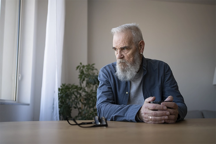 Photo d'un homme assis avec un air pensif