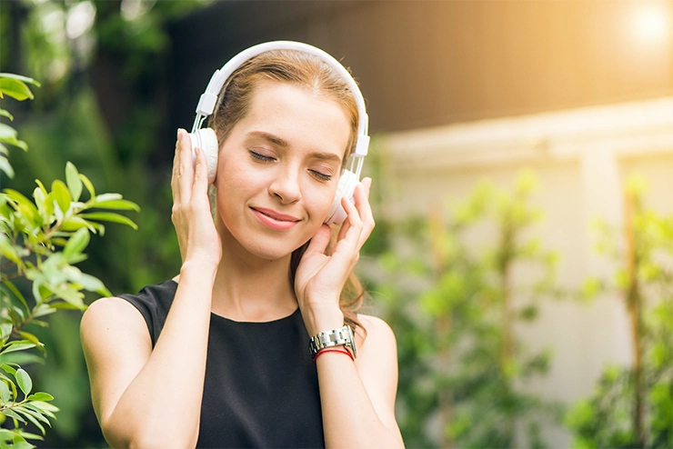 Photo d'une jeune femme écoutant de la musique avec un casque