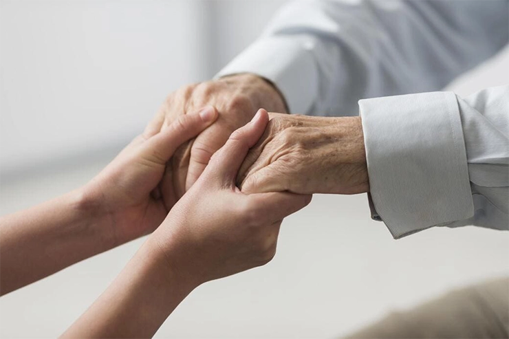 Deux personnes se tenant les deux mains