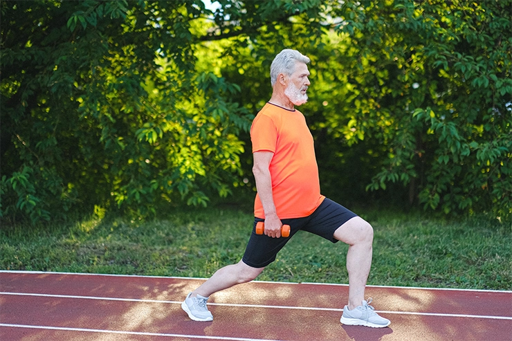 Homme âgé qui fait de l'exercice sur une piste d'athlétisme