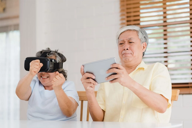 Une femme avec un casque VR et un homme tenant une tablette