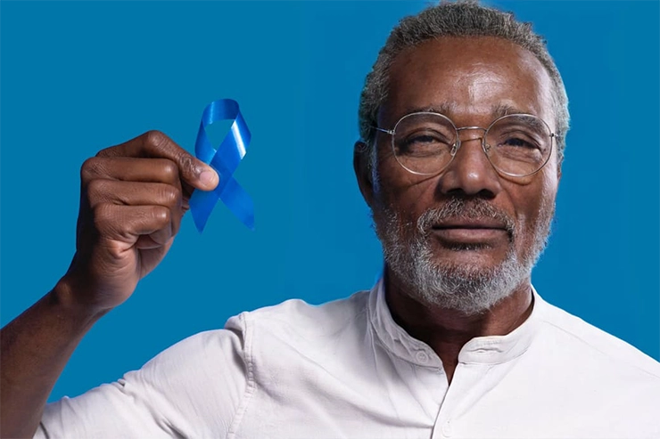 Homme tenant le logo de la sensibilisation au cancer de la prostate